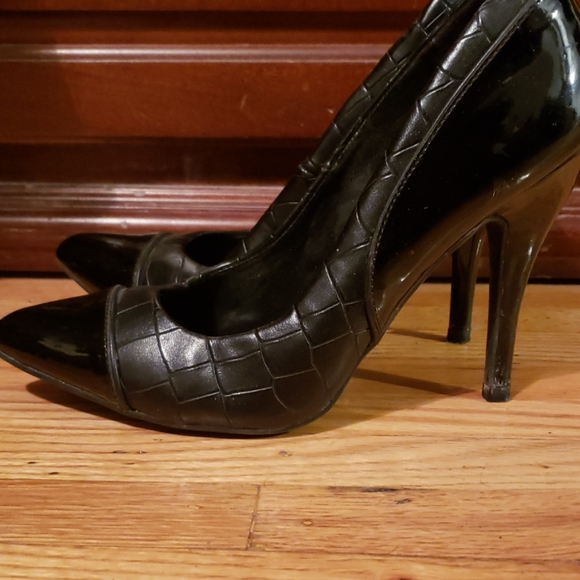 Black Vera Wang Pumps - Picture 4 of 6